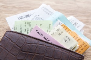 レシートがたまった財布のイメージ
