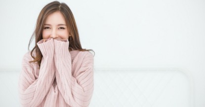 明るい寝室でくつろぐ女性