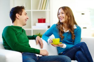 会話をするカップル