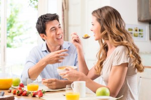 朝食を楽しむ様子