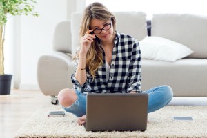 SNSの画面を見る様子