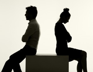 夫婦で離婚条件を確認するイメージ