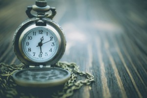 Vintage,Pocket,Watch,On,Old,Wooden,Texture,Using,As,Background