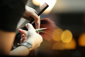 新しいヘアスタイルを考えるイメージ