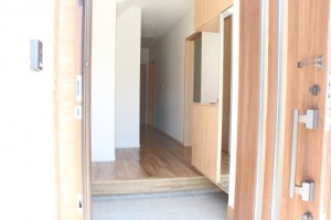 新築住宅の玄関
