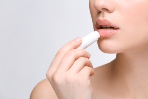 リップクリームを塗る女性